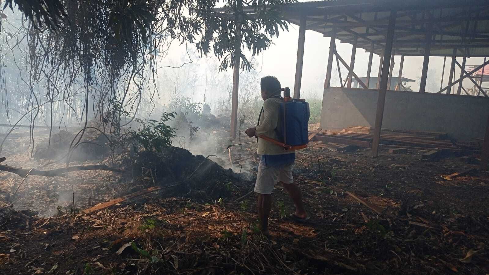 Community members attempted to extinguish the fires using whatever resources they had to hand, including these spraying backpacks normally used for cacao farming.